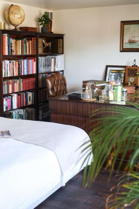 Luxurious Cabin With Desk & Mini Library Poole Exteriör bild